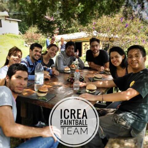iCrea Team Building - Equipo completo disfrutando una rica
